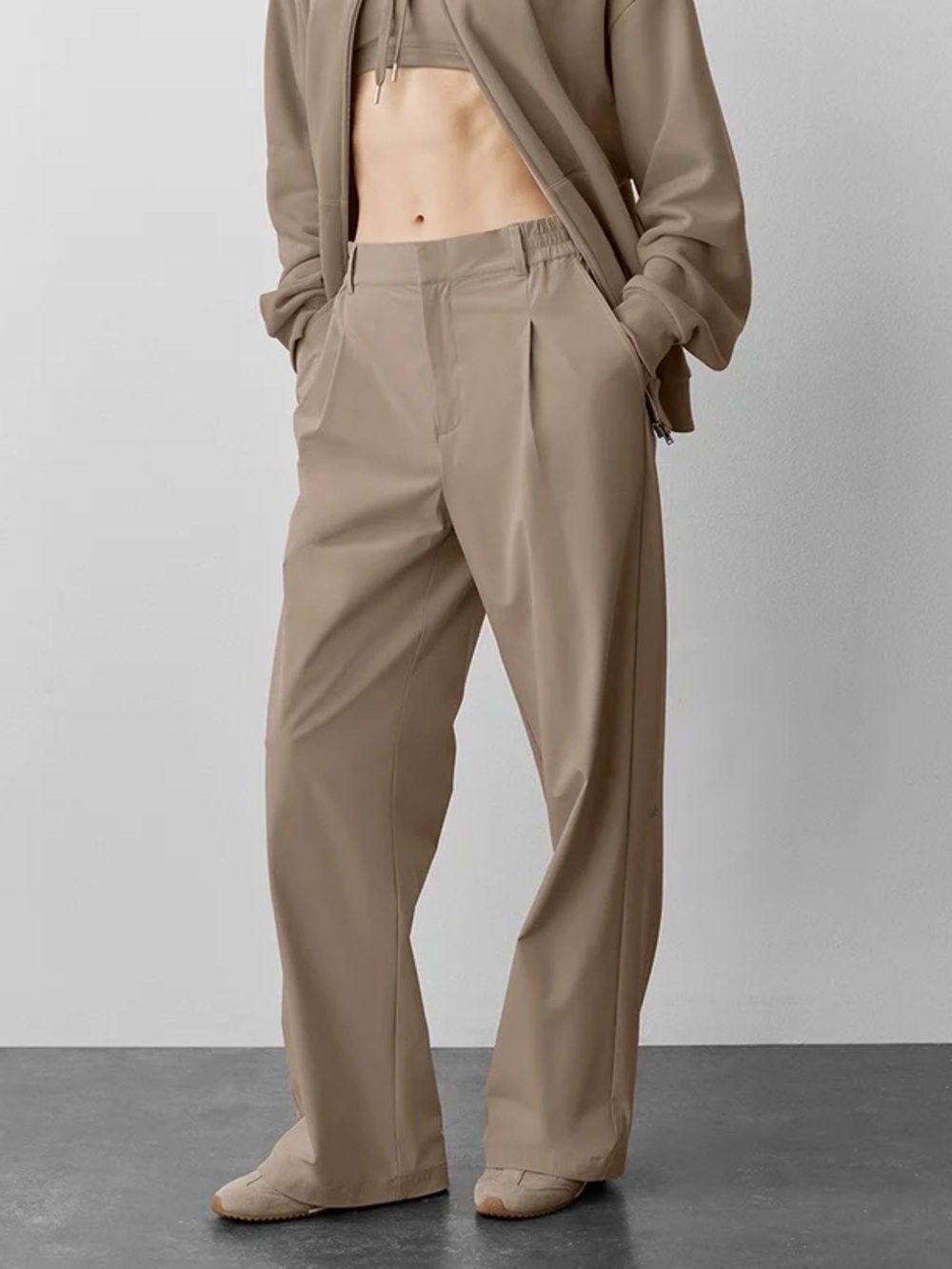 ALO Yoga Pursuit Trouser (Regular) in Gravel - XXS